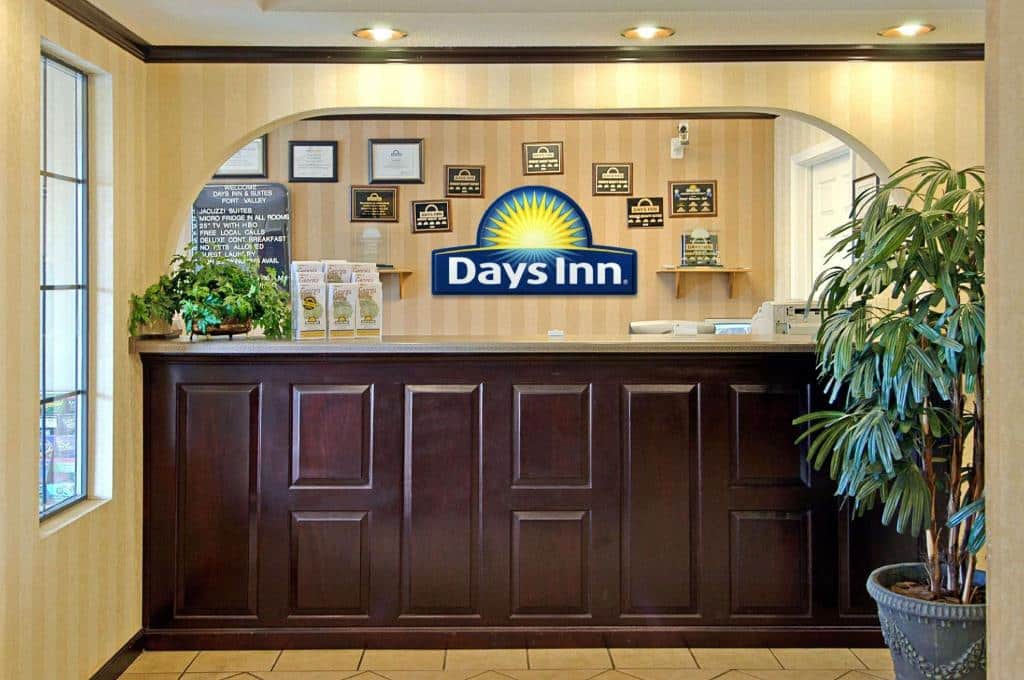 Days Inn & Suites by Wyndham South Gate